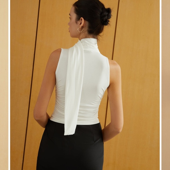 Solid twist front sleeveless blouse - Picture 2 of 4